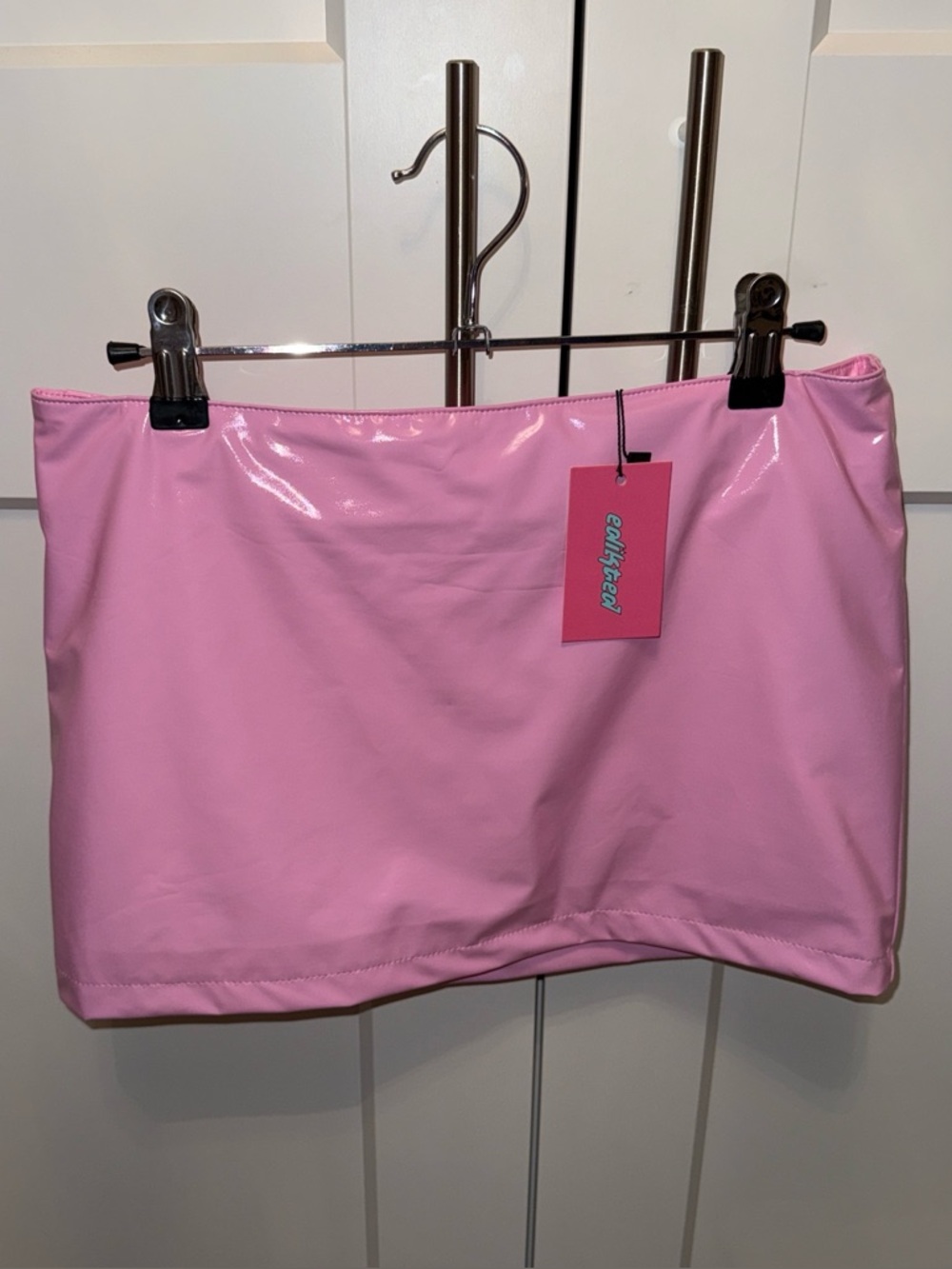 NWT Edikted AMIYAH LOW RISE
VINYL MINI SKIRT in Light Pink size small